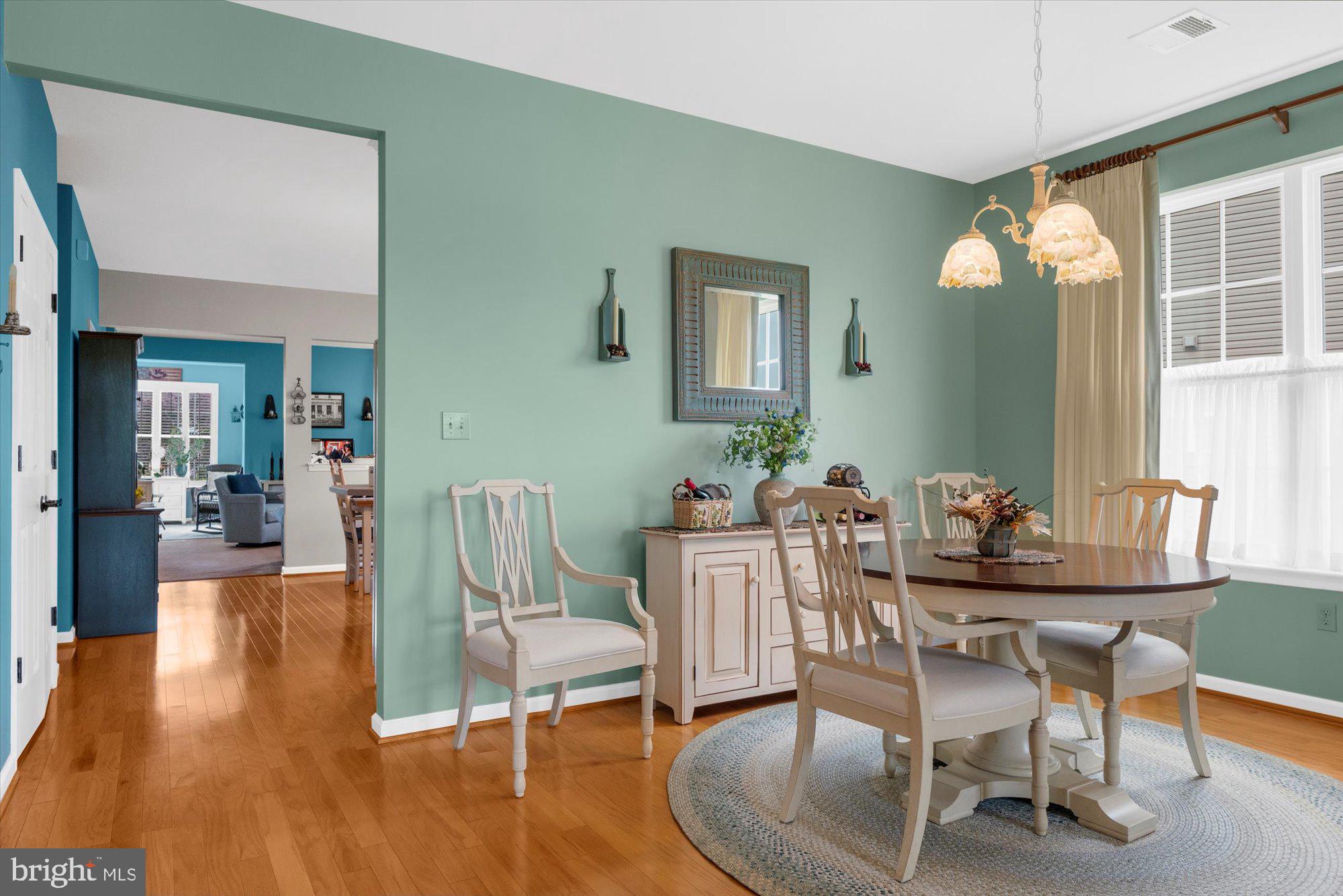 1229 CREEKSIDE LANE