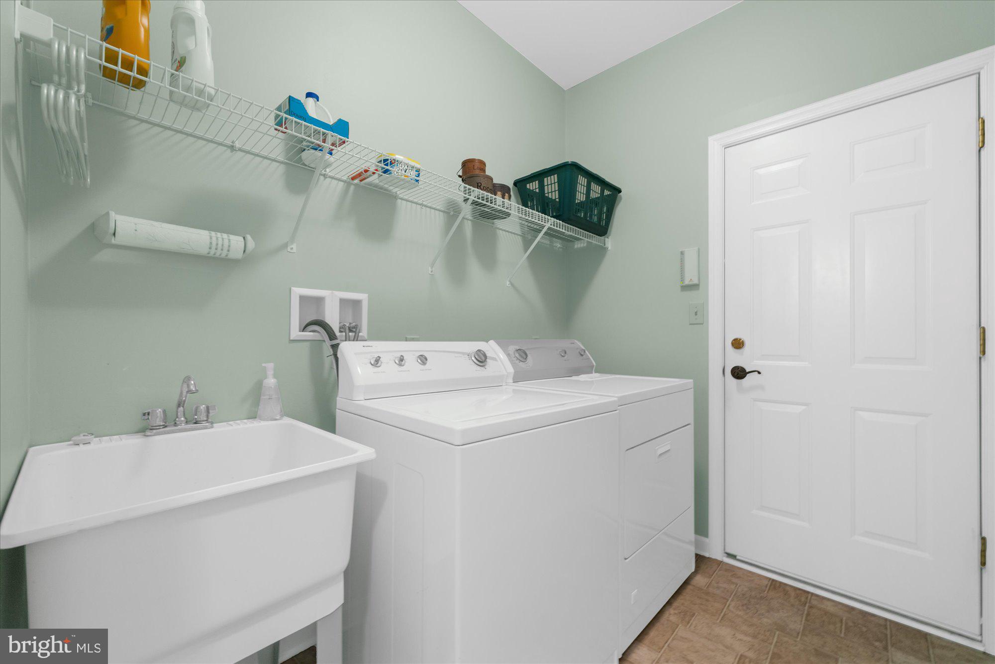1229 CREEKSIDE LANE