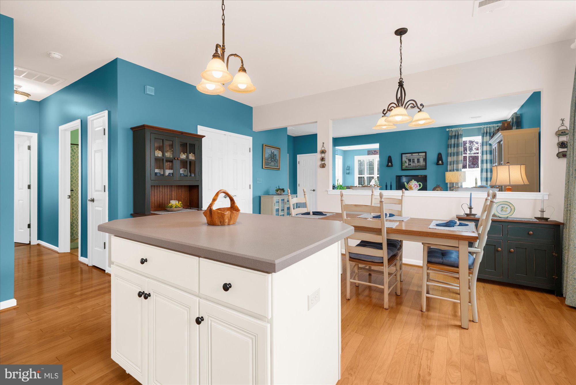 1229 CREEKSIDE LANE