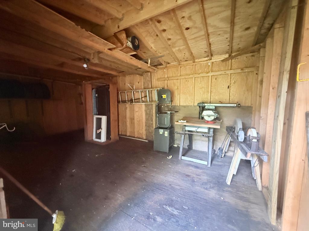 1222 VALLEY DRIVE