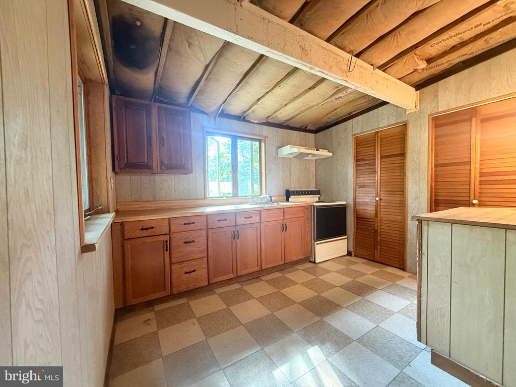1222 VALLEY DRIVE