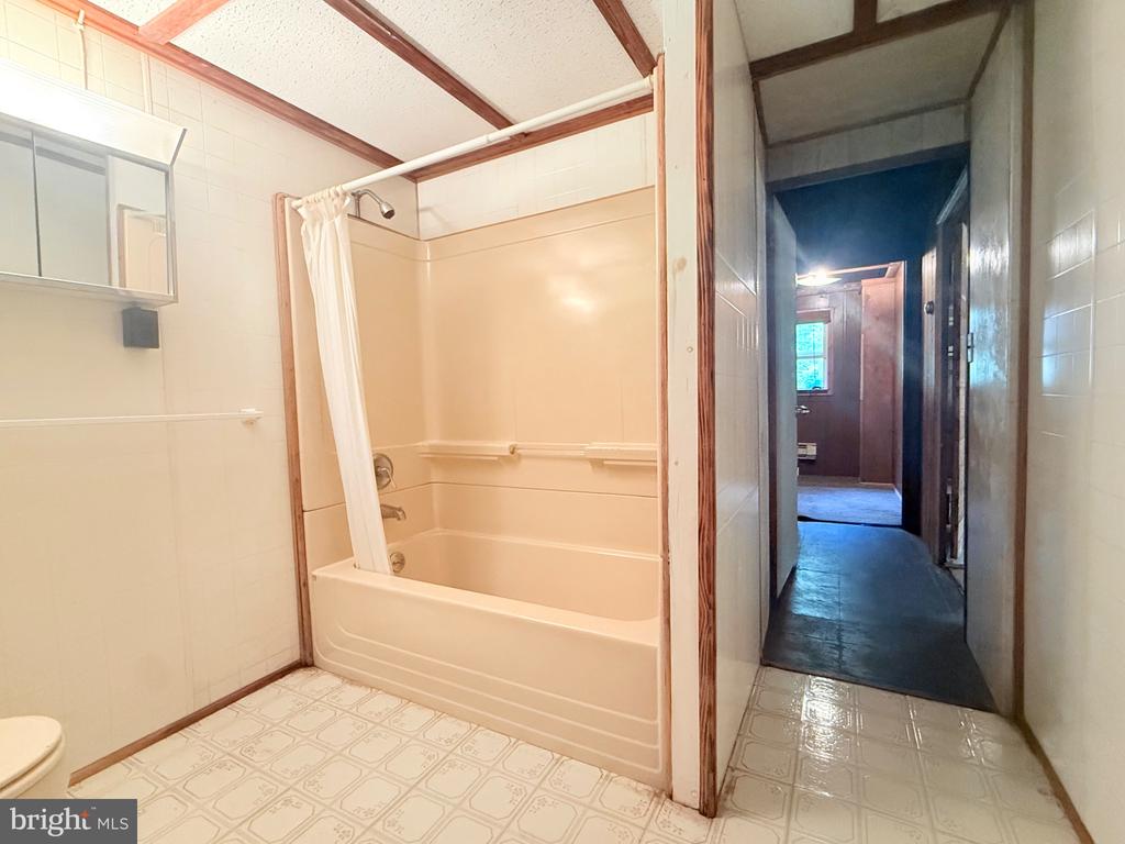 1222 VALLEY DRIVE