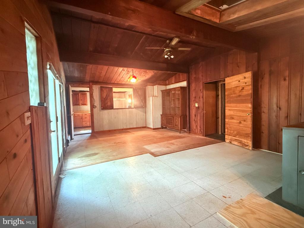 1222 VALLEY DRIVE