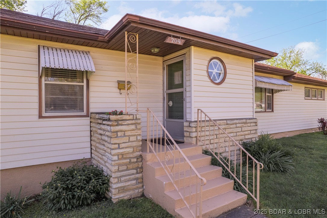 209 N Grand Avenue