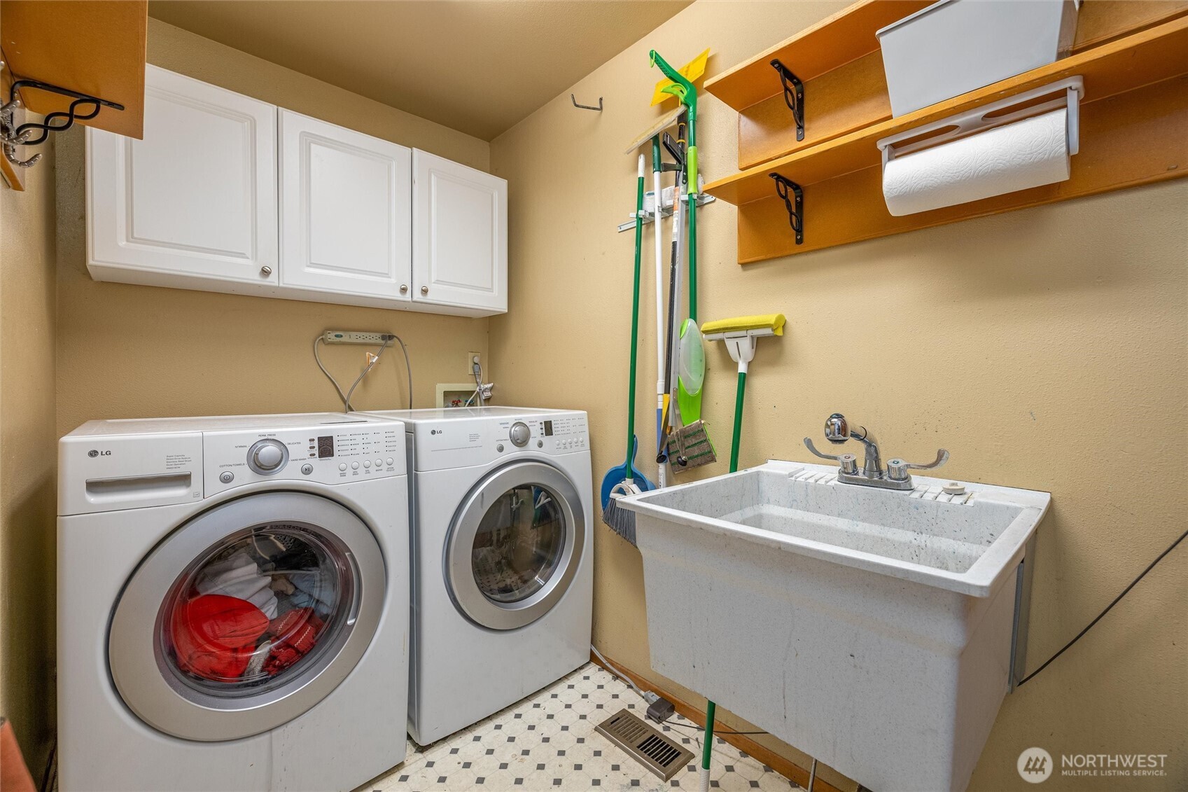 1933 Lake Crest Drive