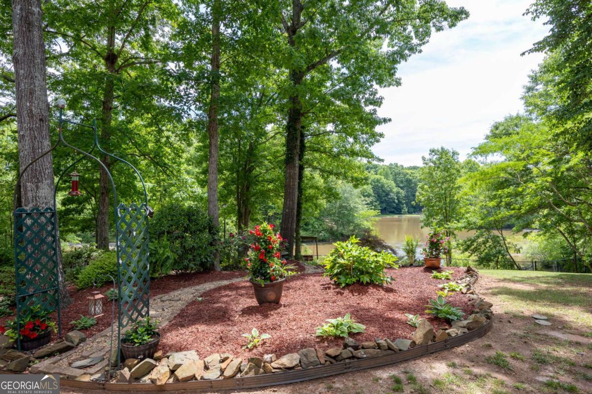302 Lakeview Lane