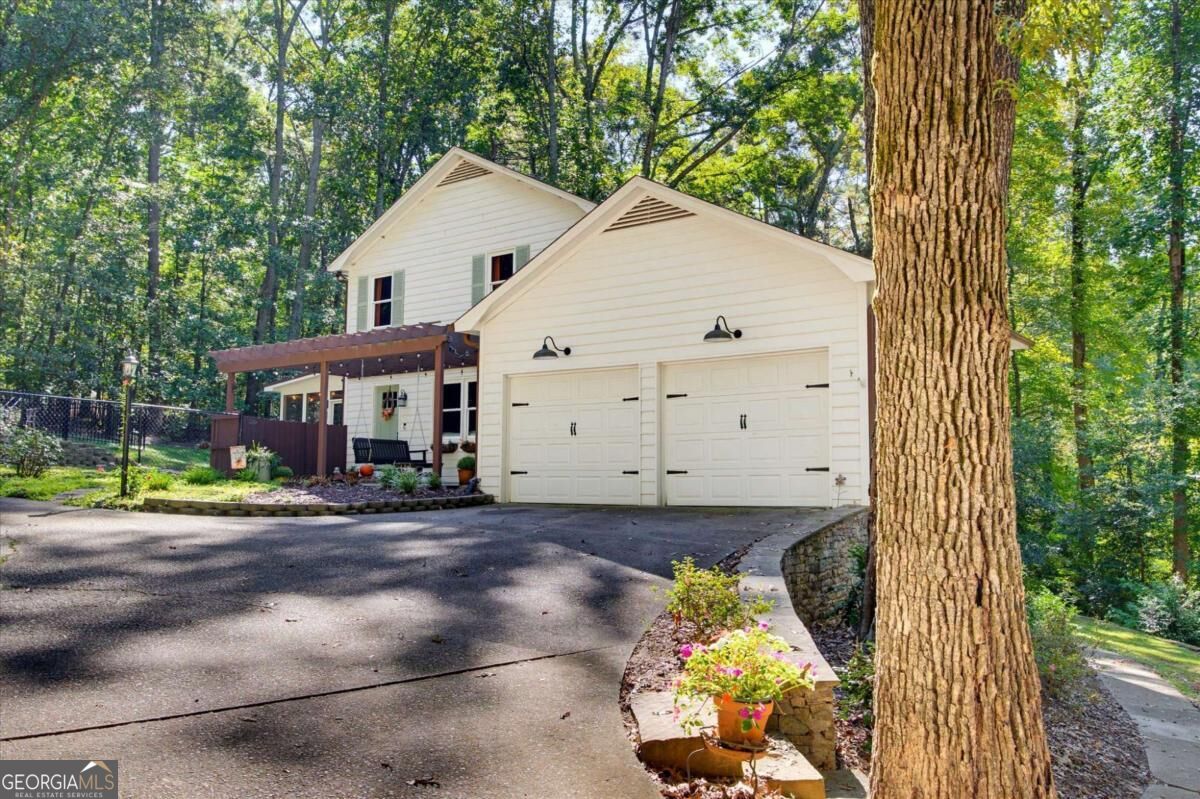 574 Ridge Lake Lane NW