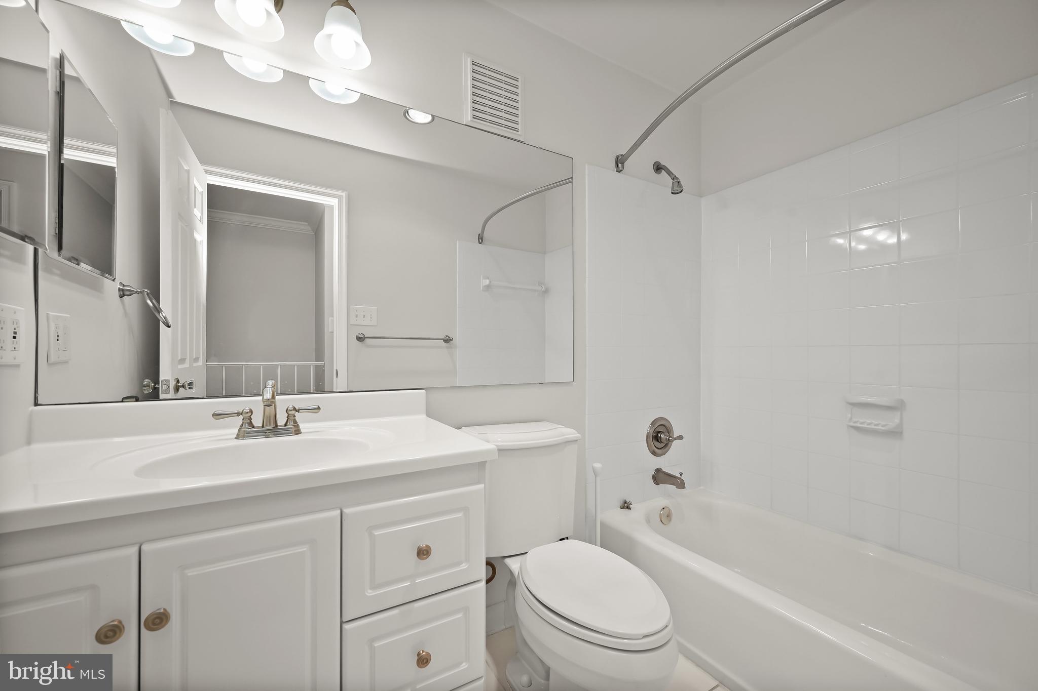 3285 Sutton Pl NW #C