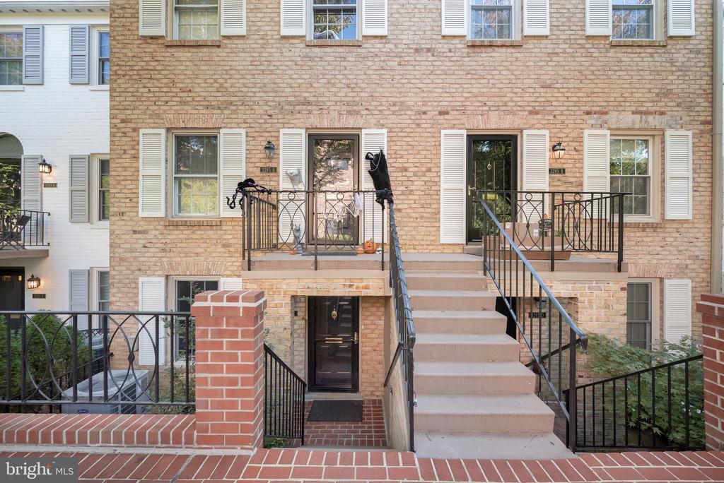 3285 Sutton Pl NW #C