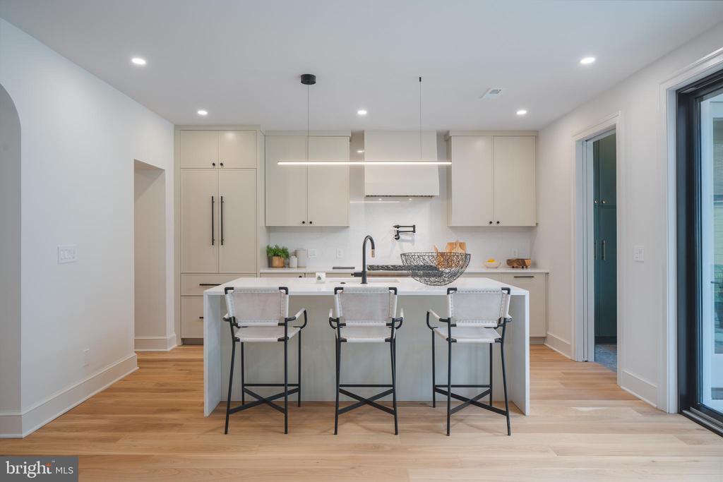 3826 van Ness St NW