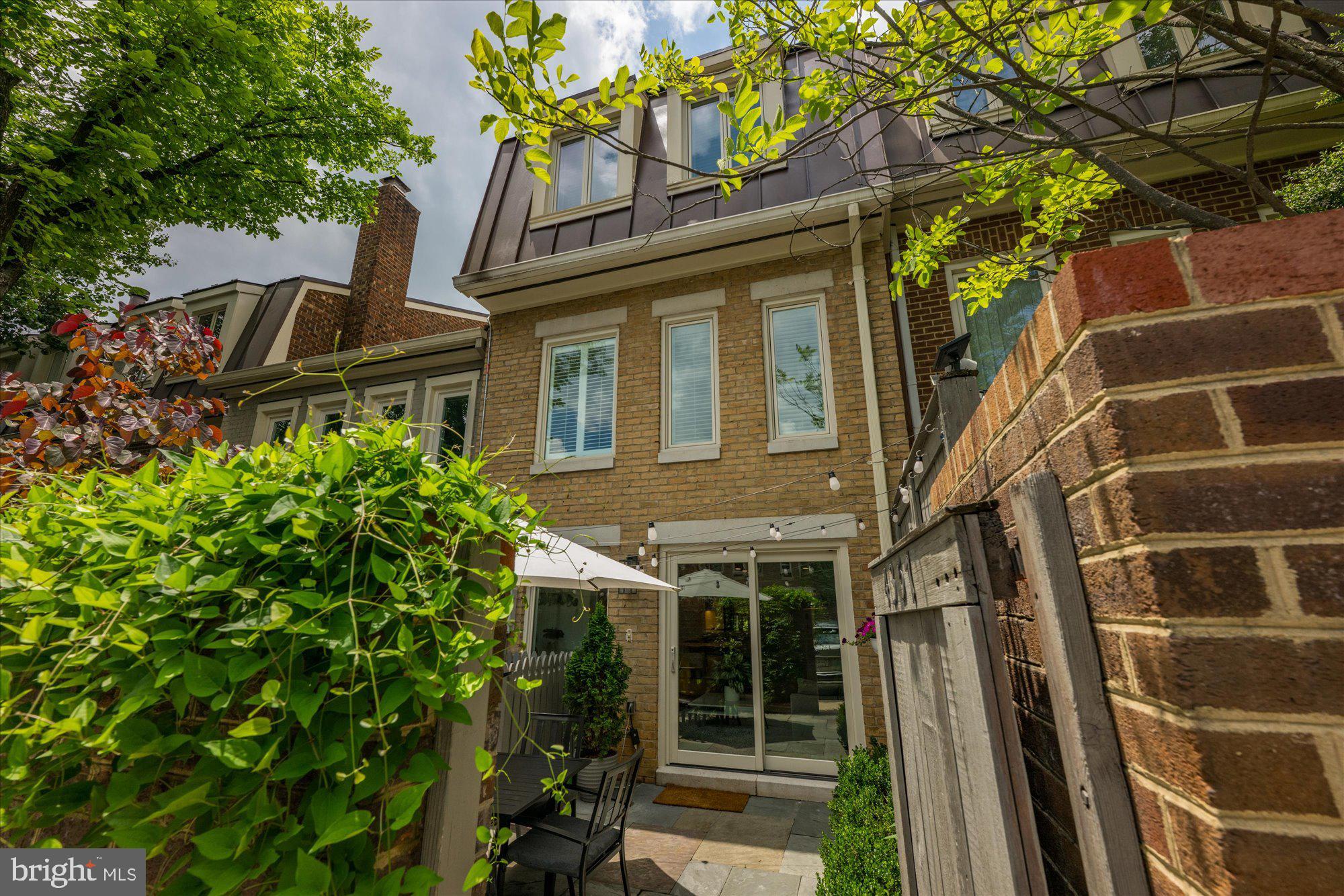 4357 Embassy Park Dr NW