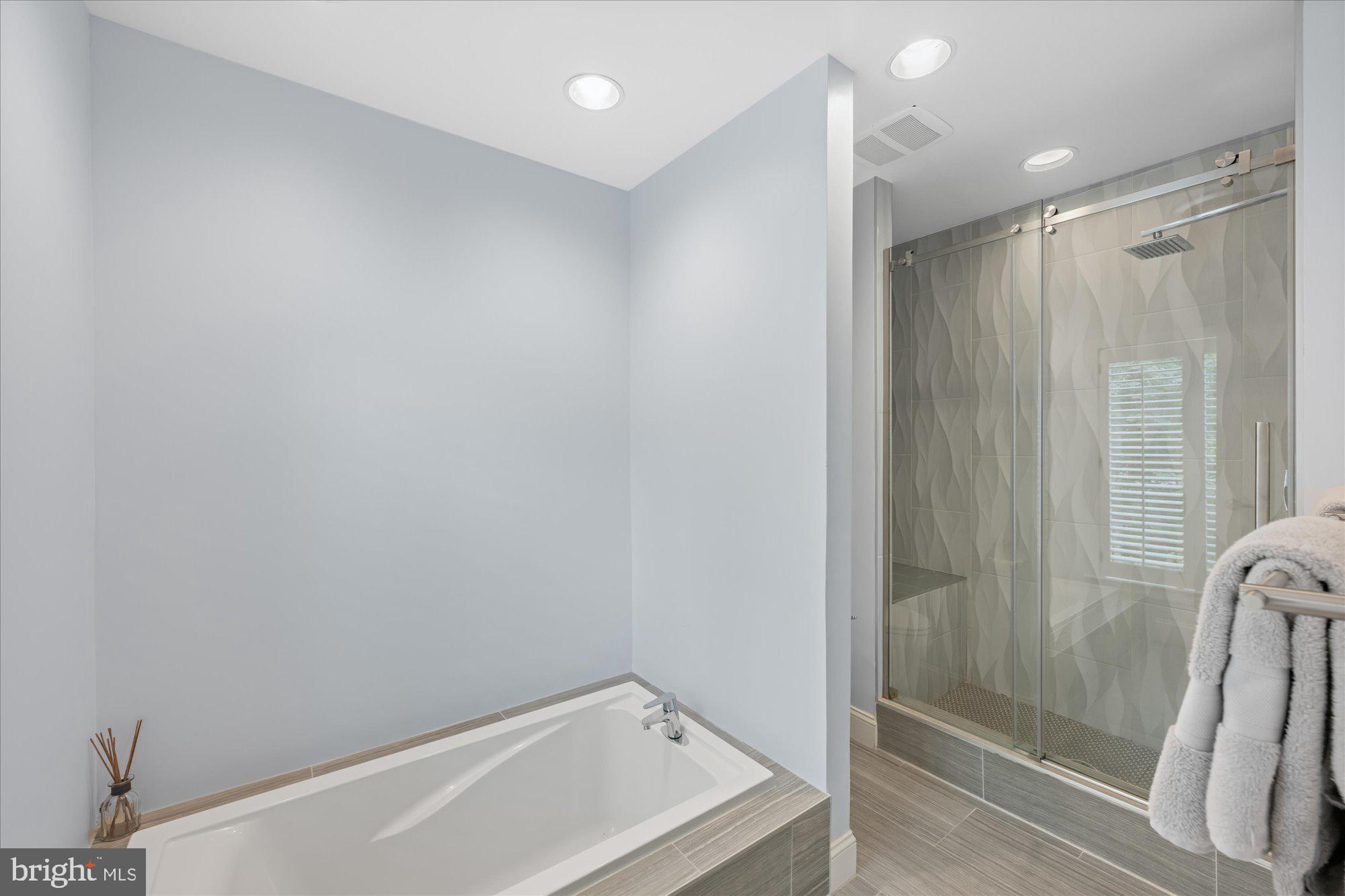 4357 Embassy Park Dr NW