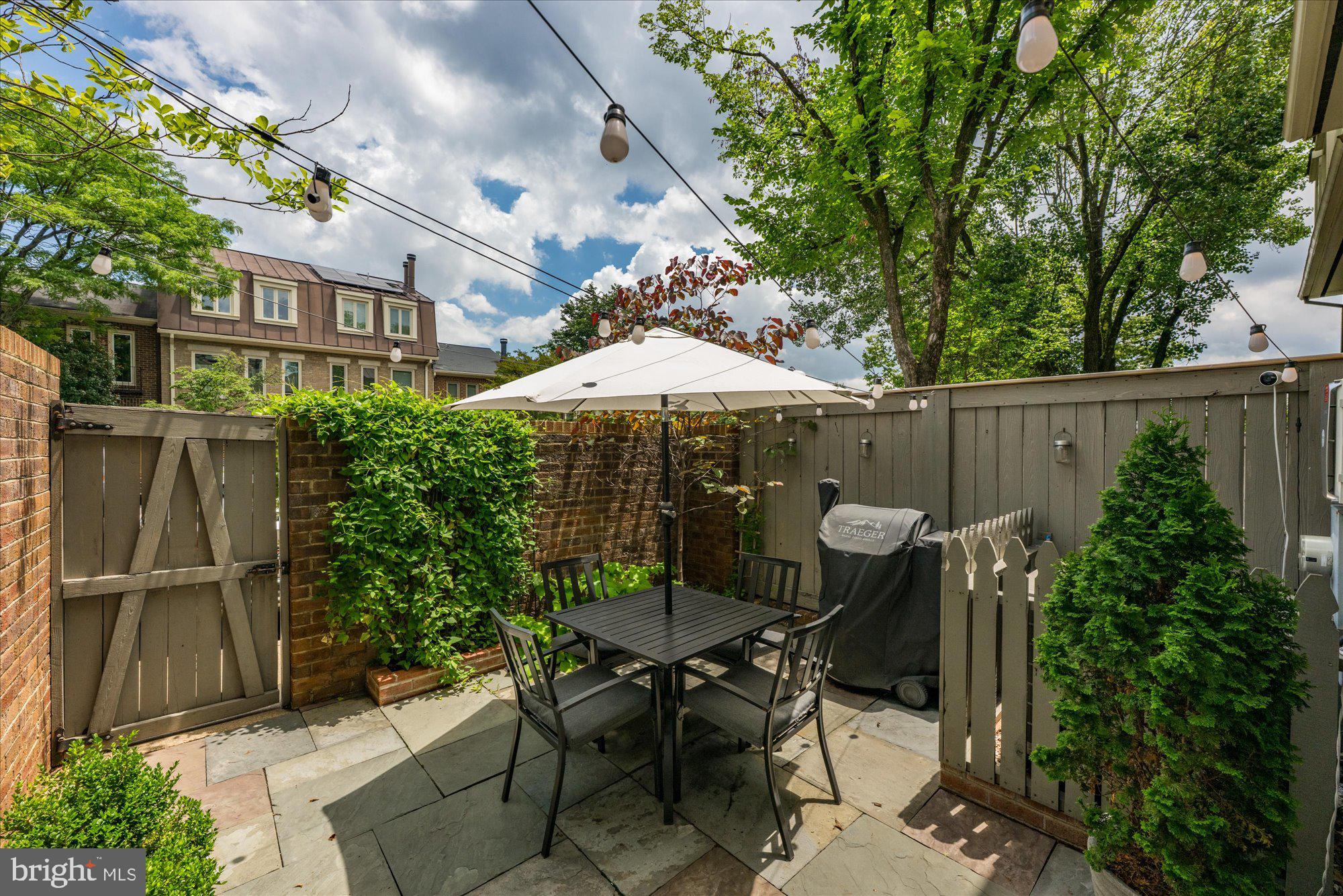 4357 Embassy Park Dr NW