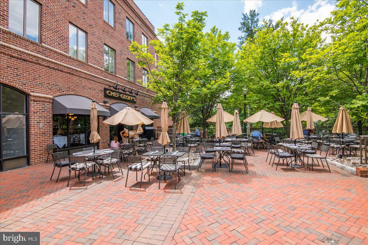 4357 Embassy Park Dr NW