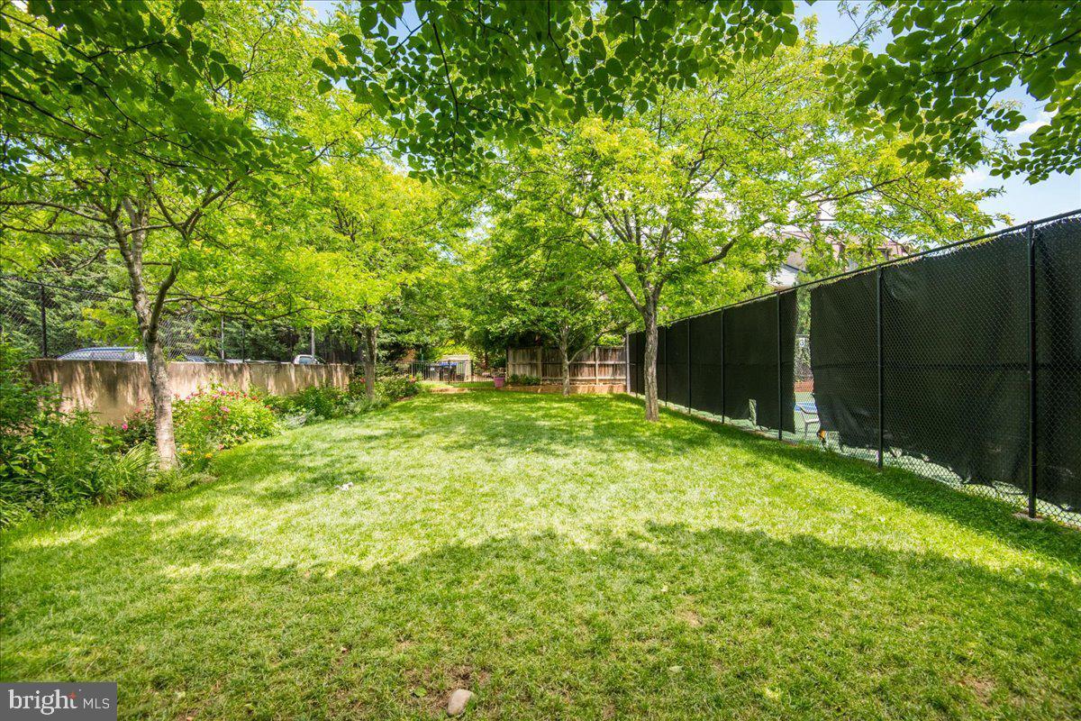 4357 Embassy Park Dr NW