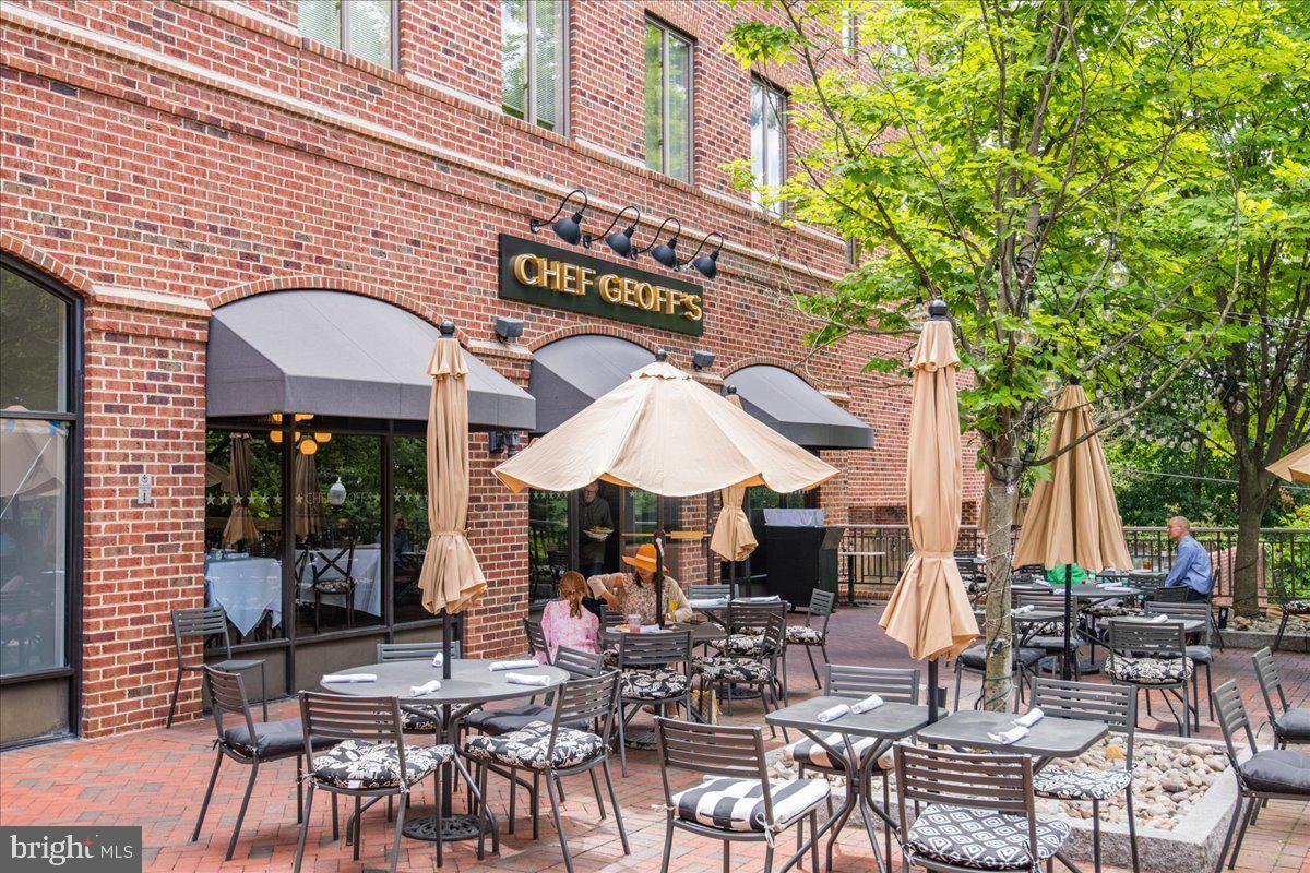 4357 Embassy Park Dr NW