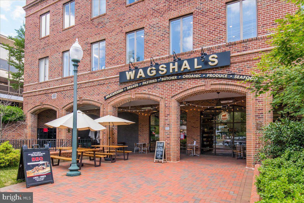 4357 Embassy Park Dr NW