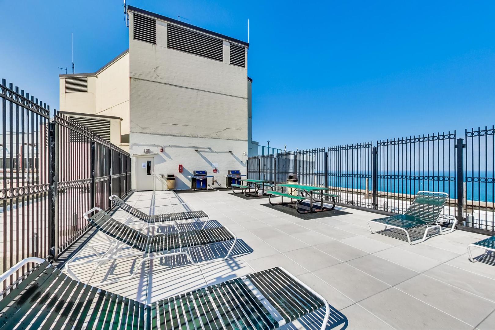 2626 N Lakeview Avenue Unit: 2804