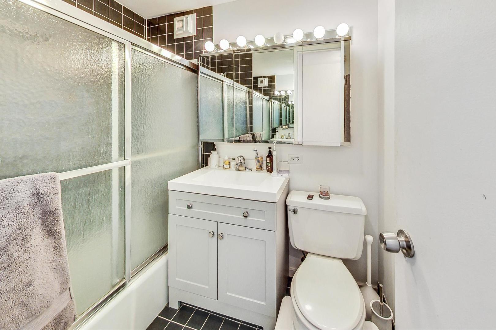 2626 N Lakeview Avenue Unit: 2804