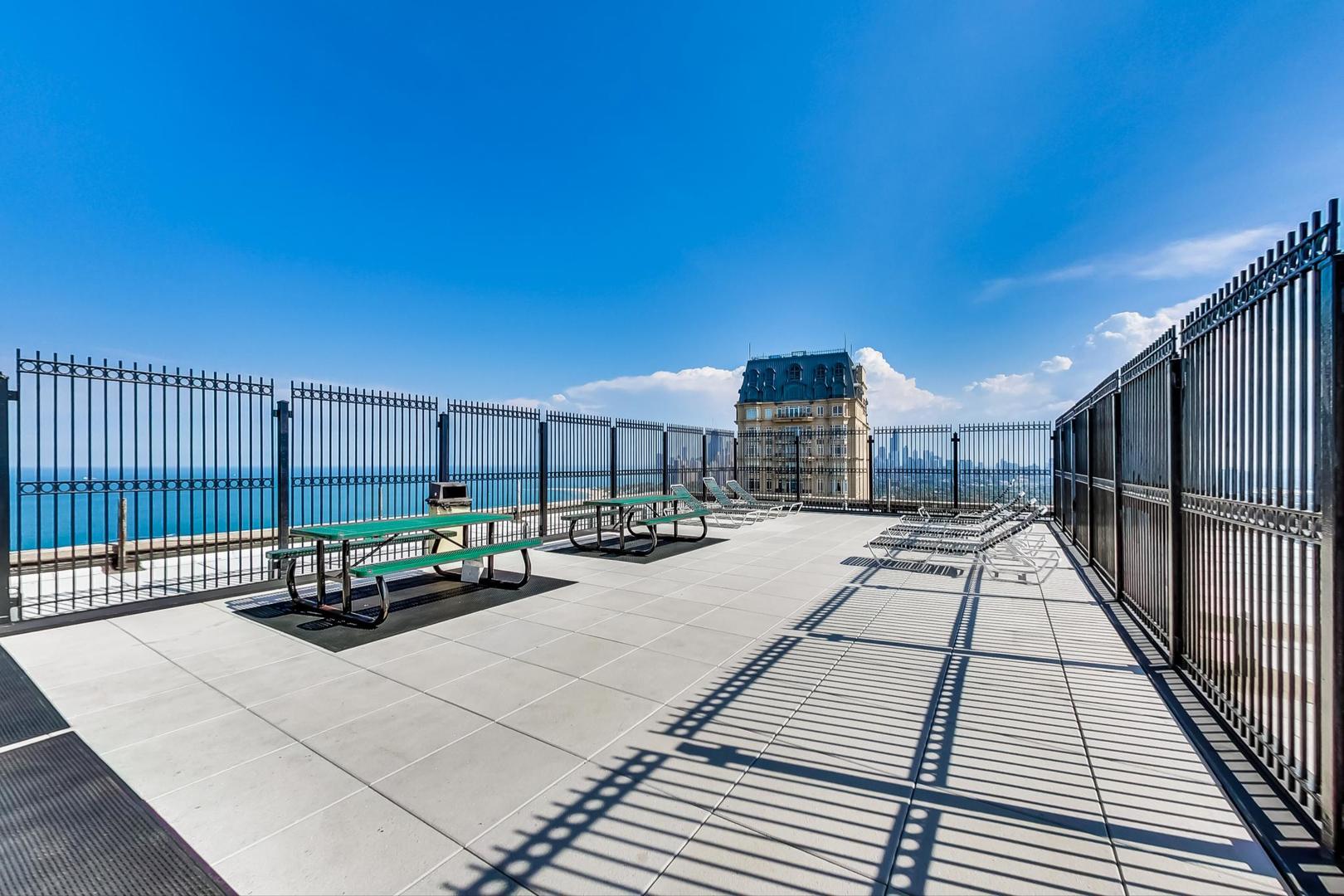 2626 N Lakeview Avenue Unit: 2804