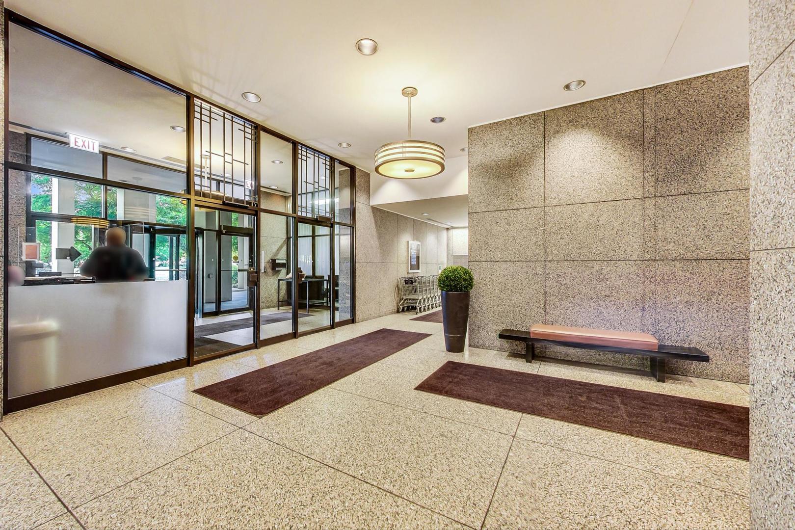 2626 N Lakeview Avenue Unit: 2804
