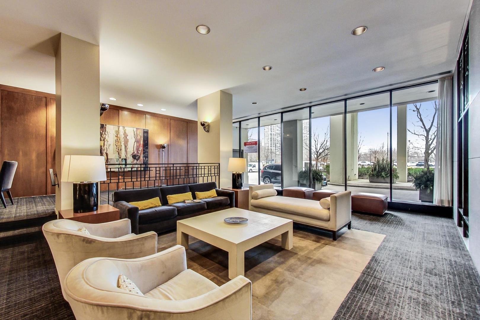 2626 N Lakeview Avenue Unit: 2804