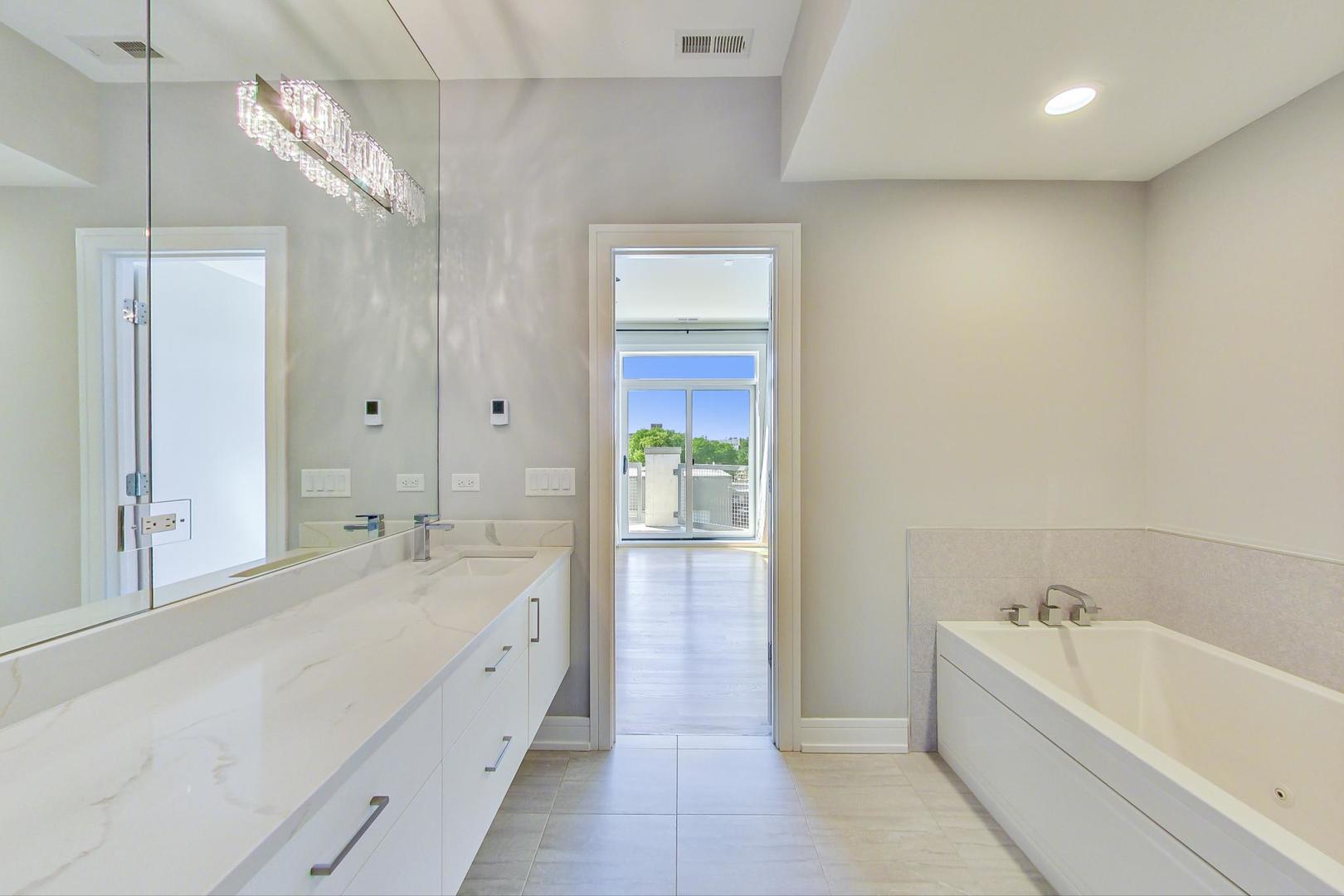 1317 N Larrabee Street Unit: 404