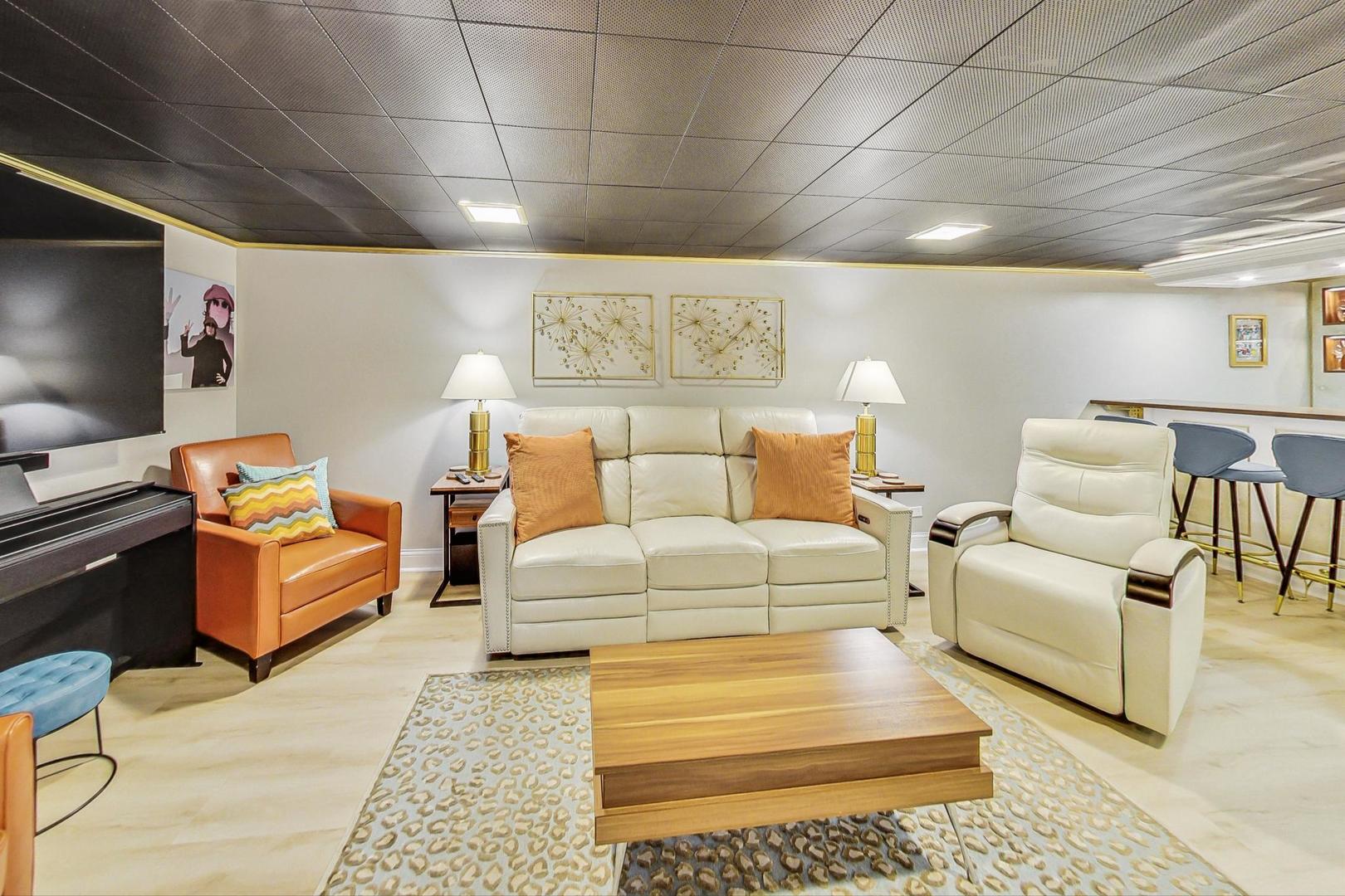 7258 W Catalpa Avenue