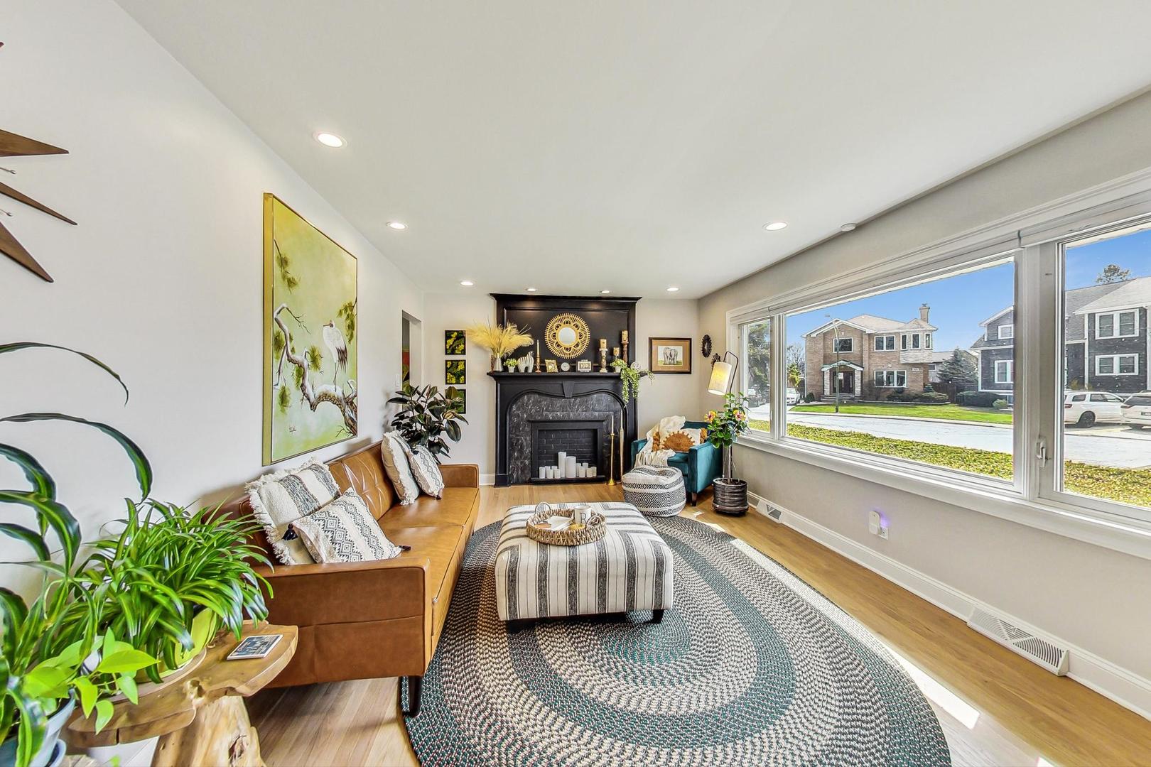 7258 W Catalpa Avenue