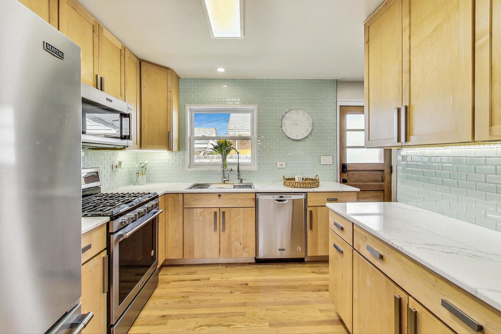 7258 W Catalpa Avenue