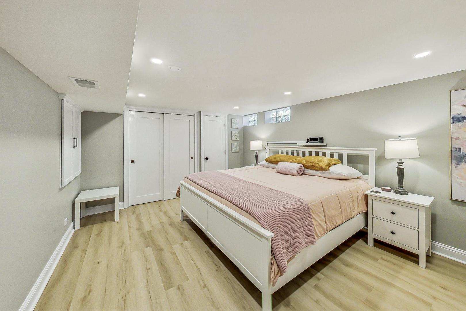 7258 W Catalpa Avenue