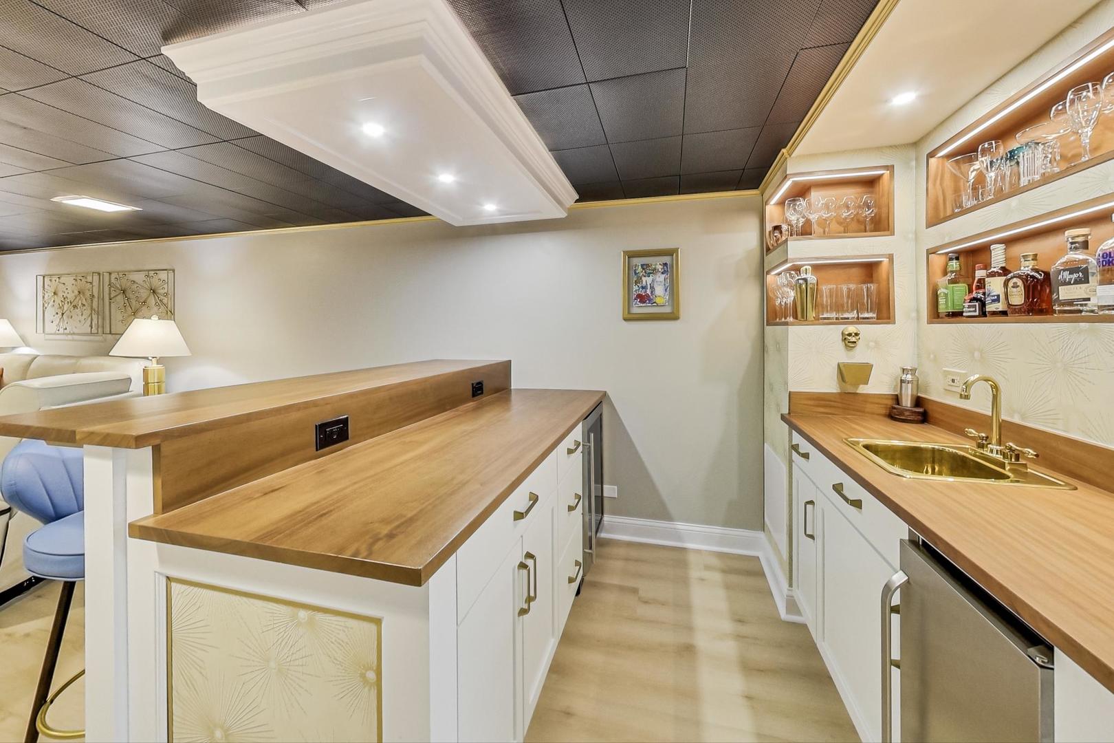 7258 W Catalpa Avenue