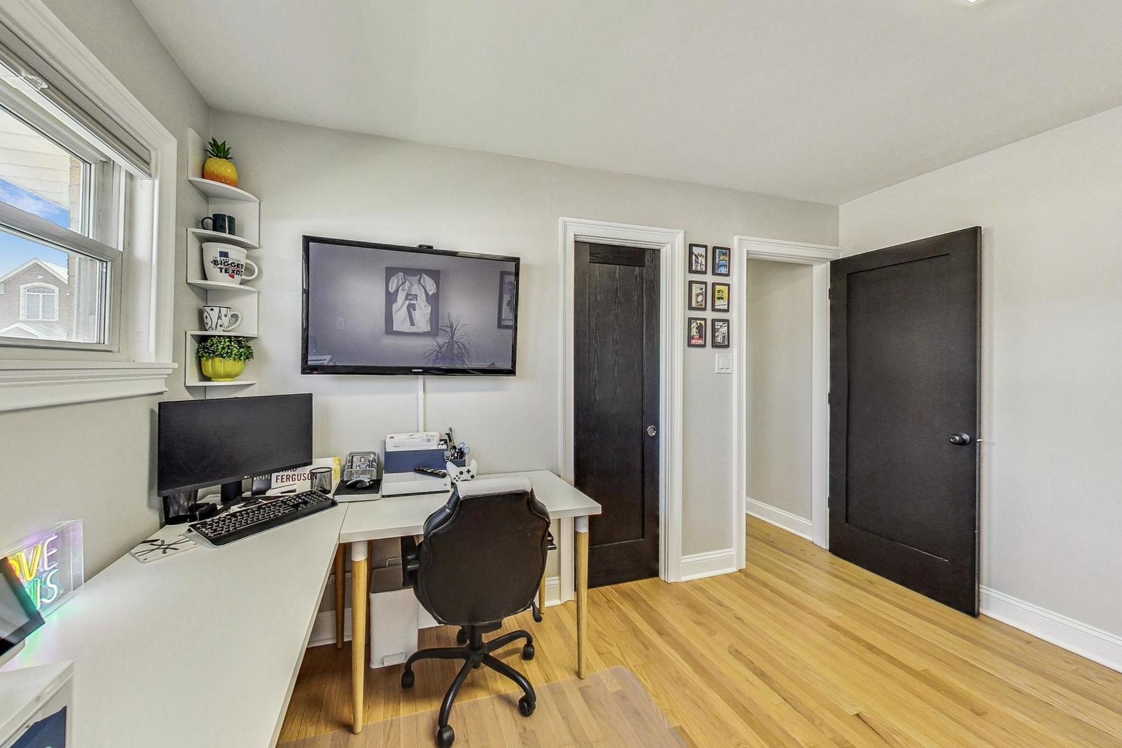 7258 W Catalpa Avenue