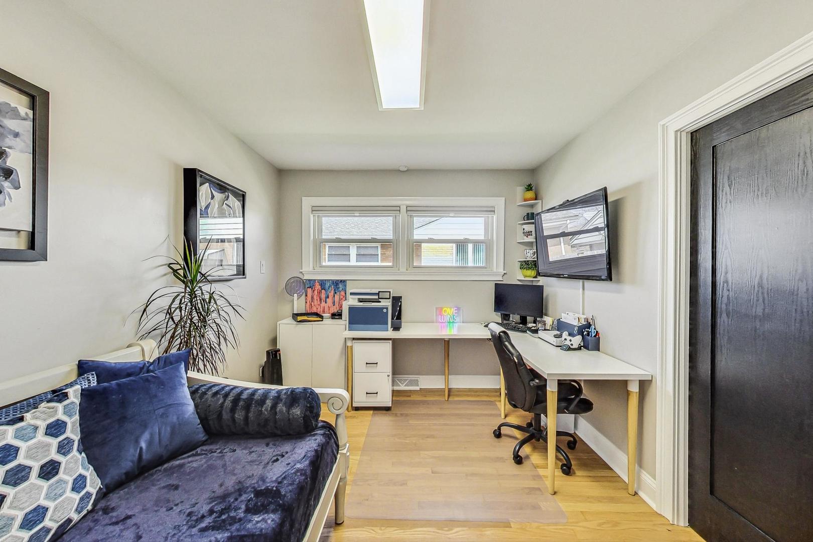 7258 W Catalpa Avenue