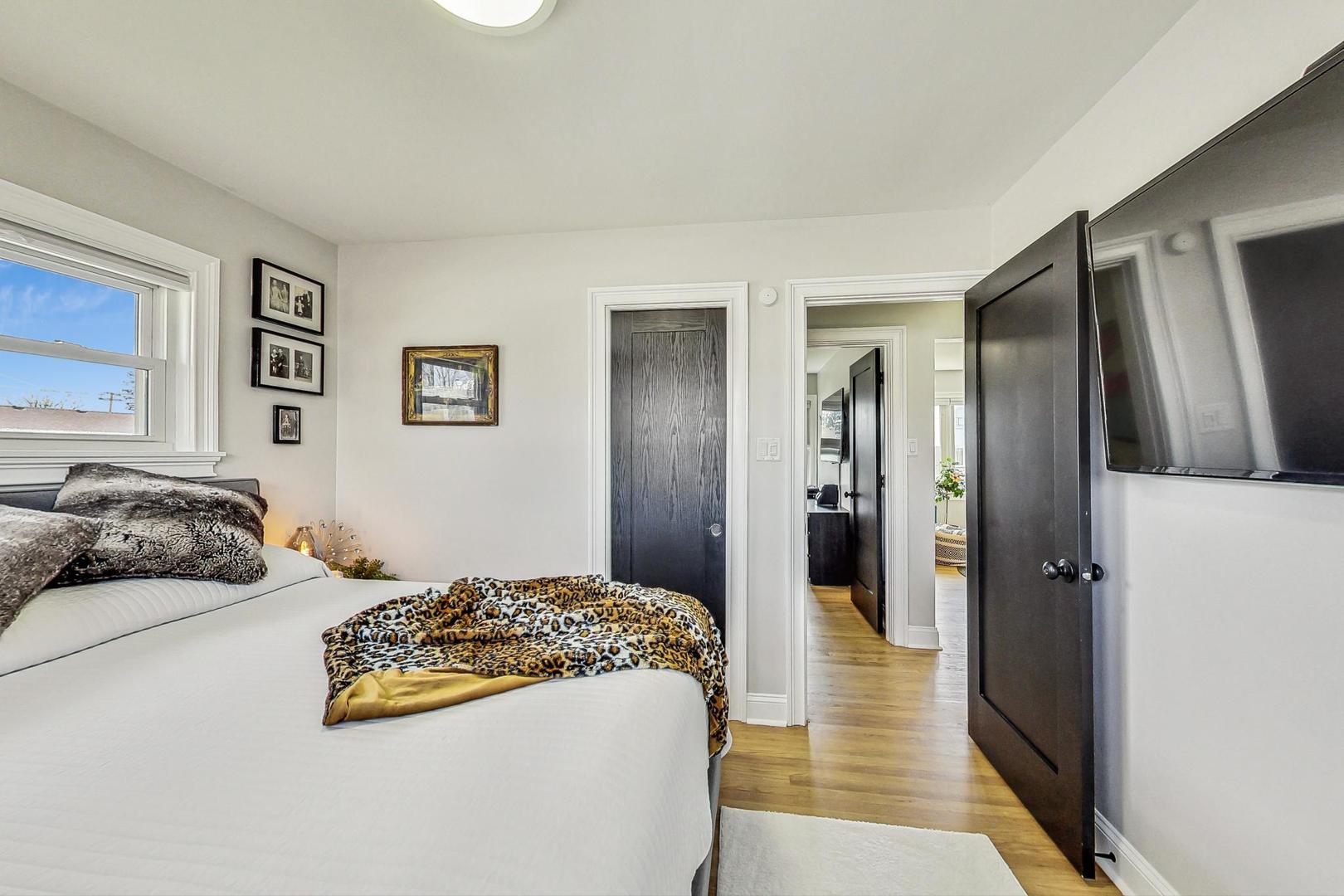 7258 W Catalpa Avenue