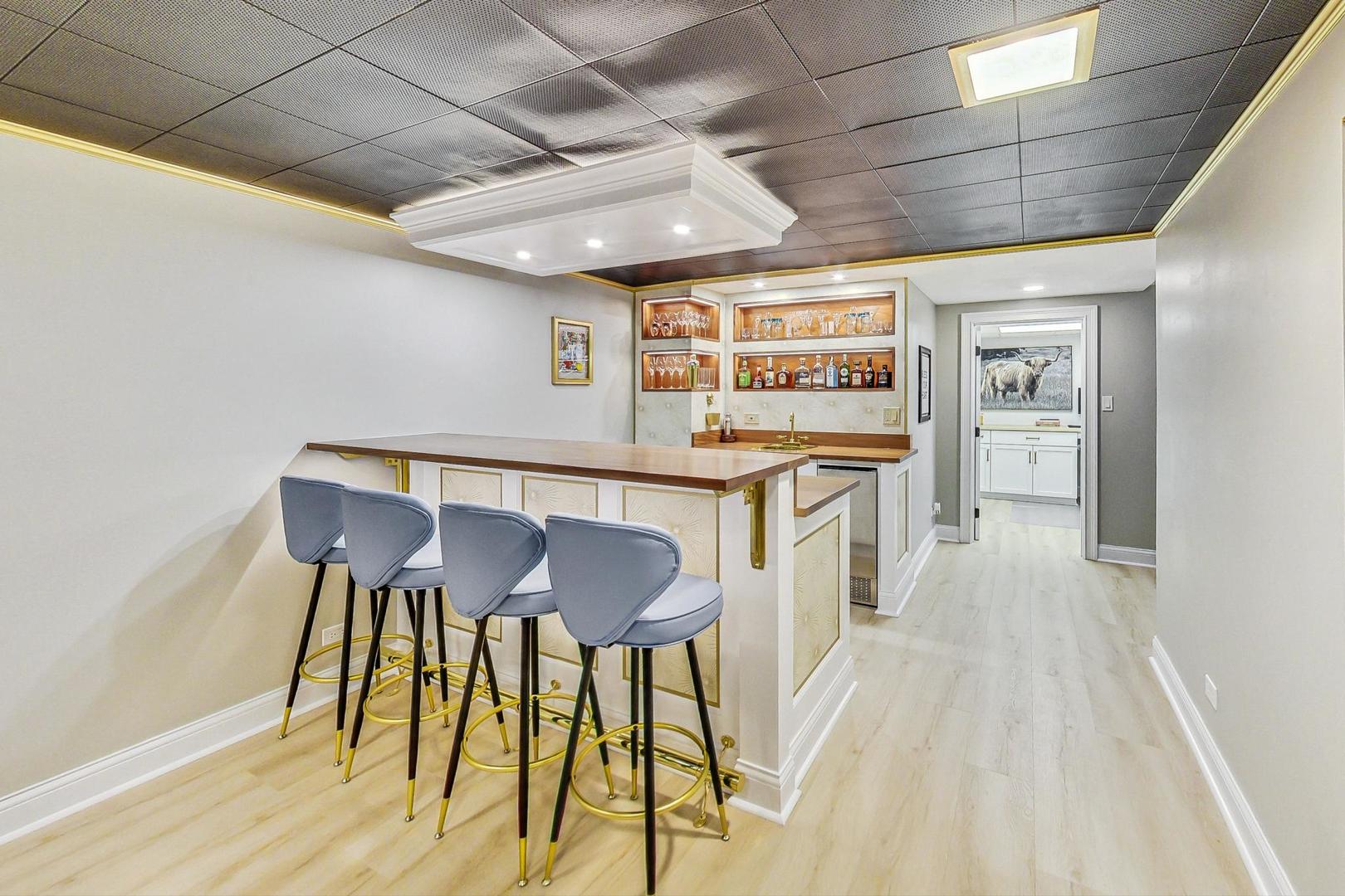 7258 W Catalpa Avenue