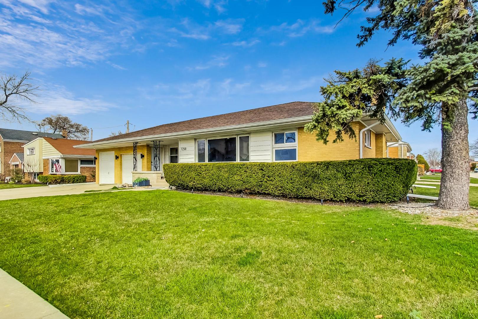 7258 W Catalpa Avenue