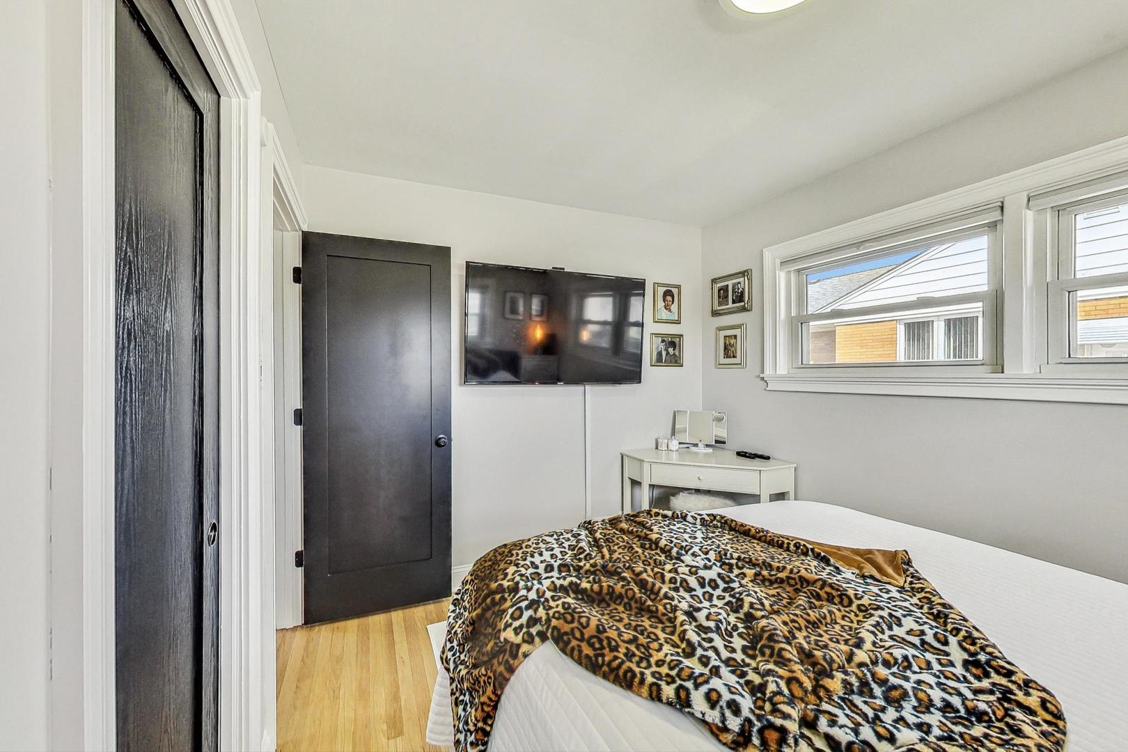 7258 W Catalpa Avenue