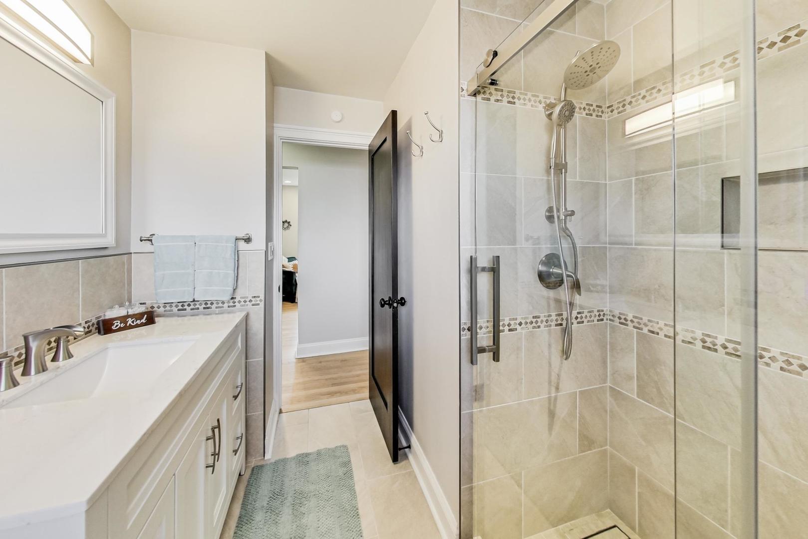 7258 W Catalpa Avenue