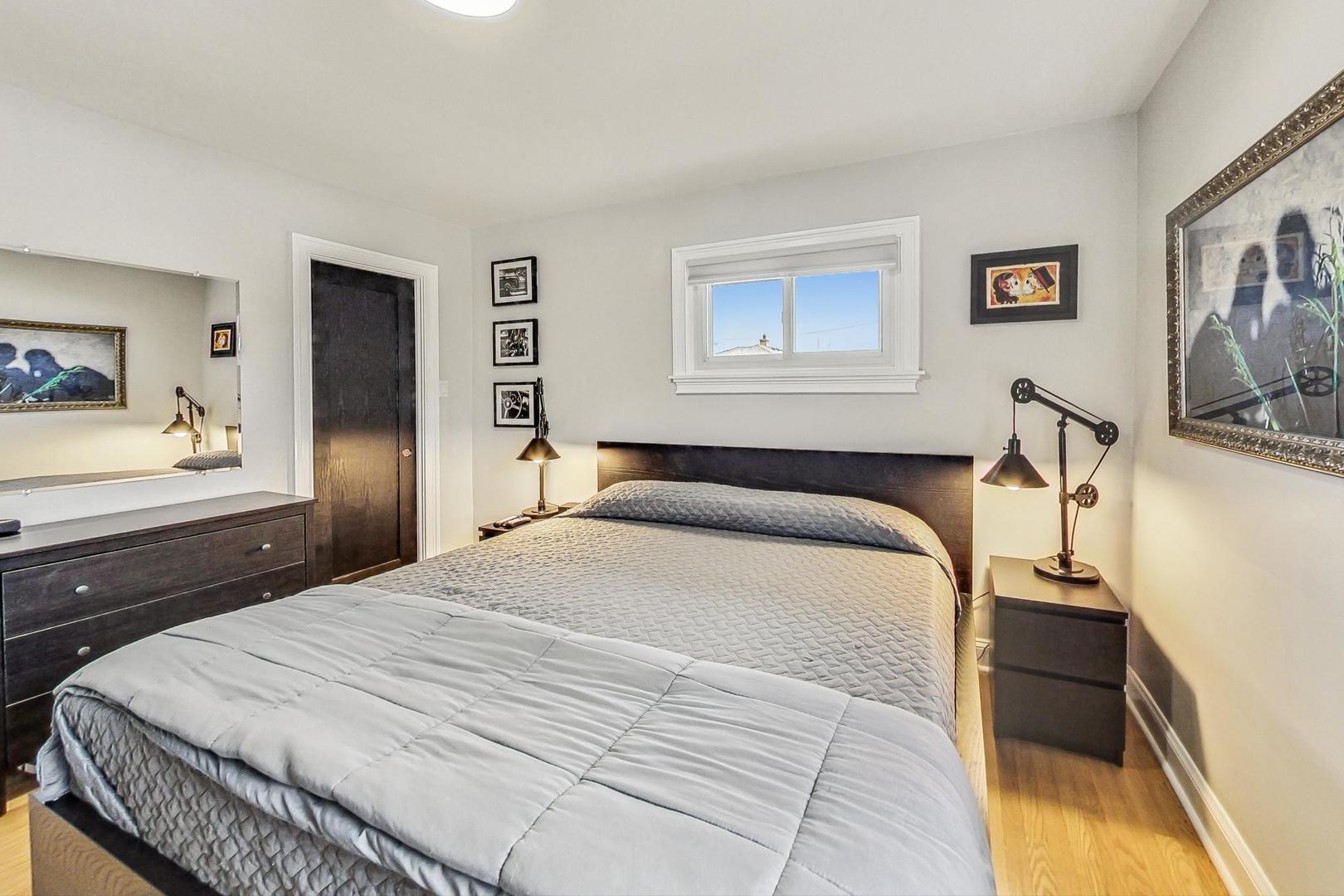 7258 W Catalpa Avenue