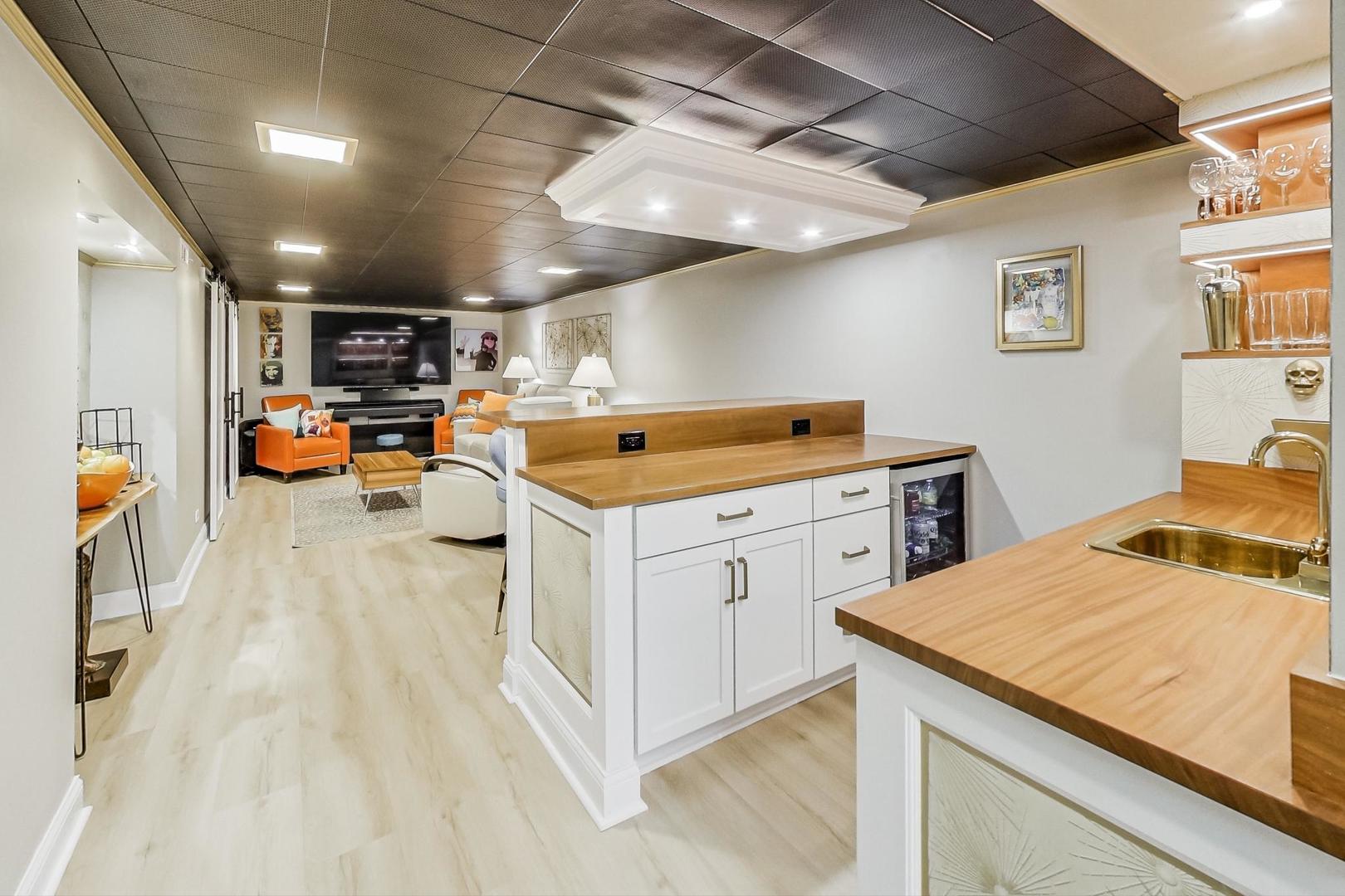 7258 W Catalpa Avenue