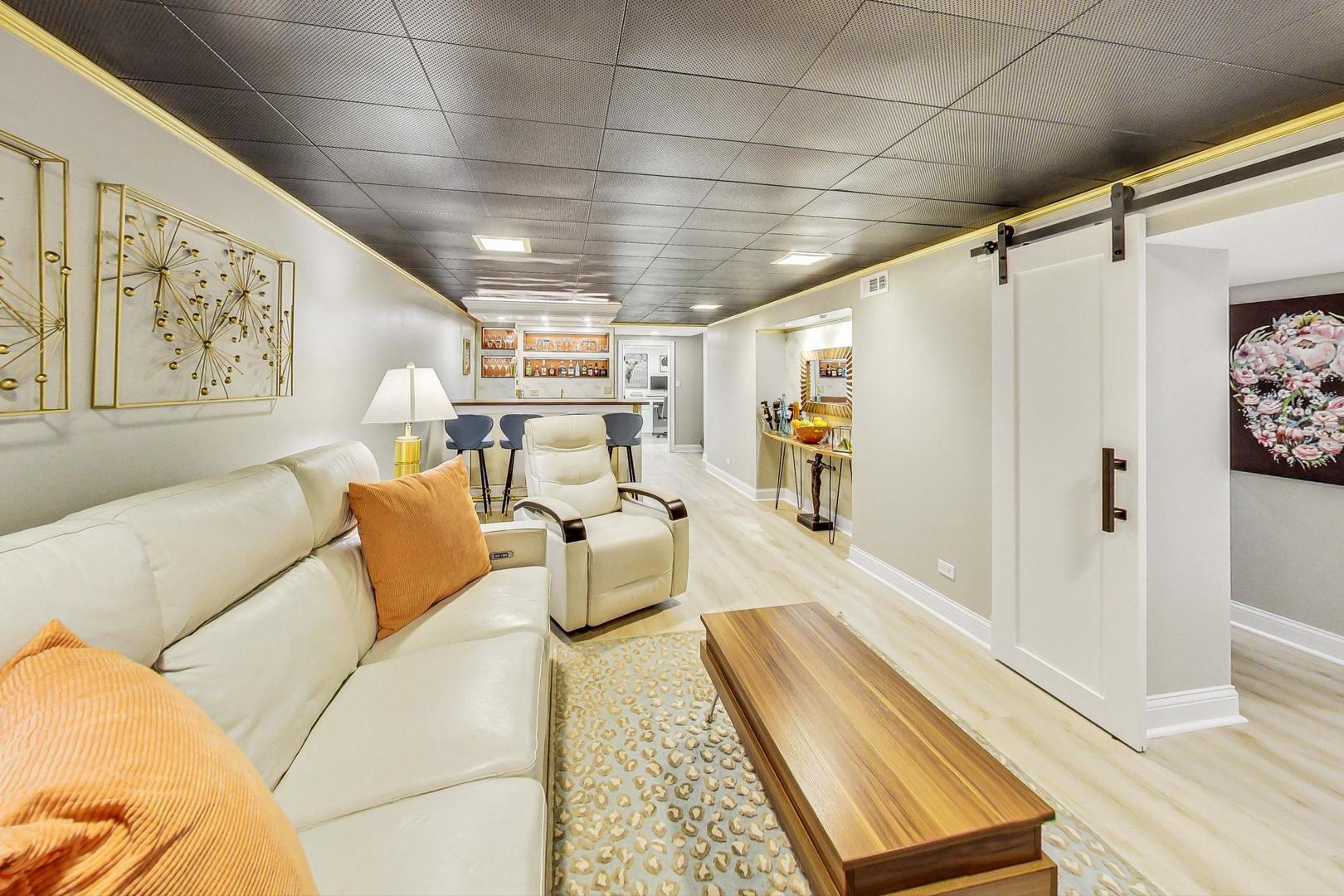 7258 W Catalpa Avenue