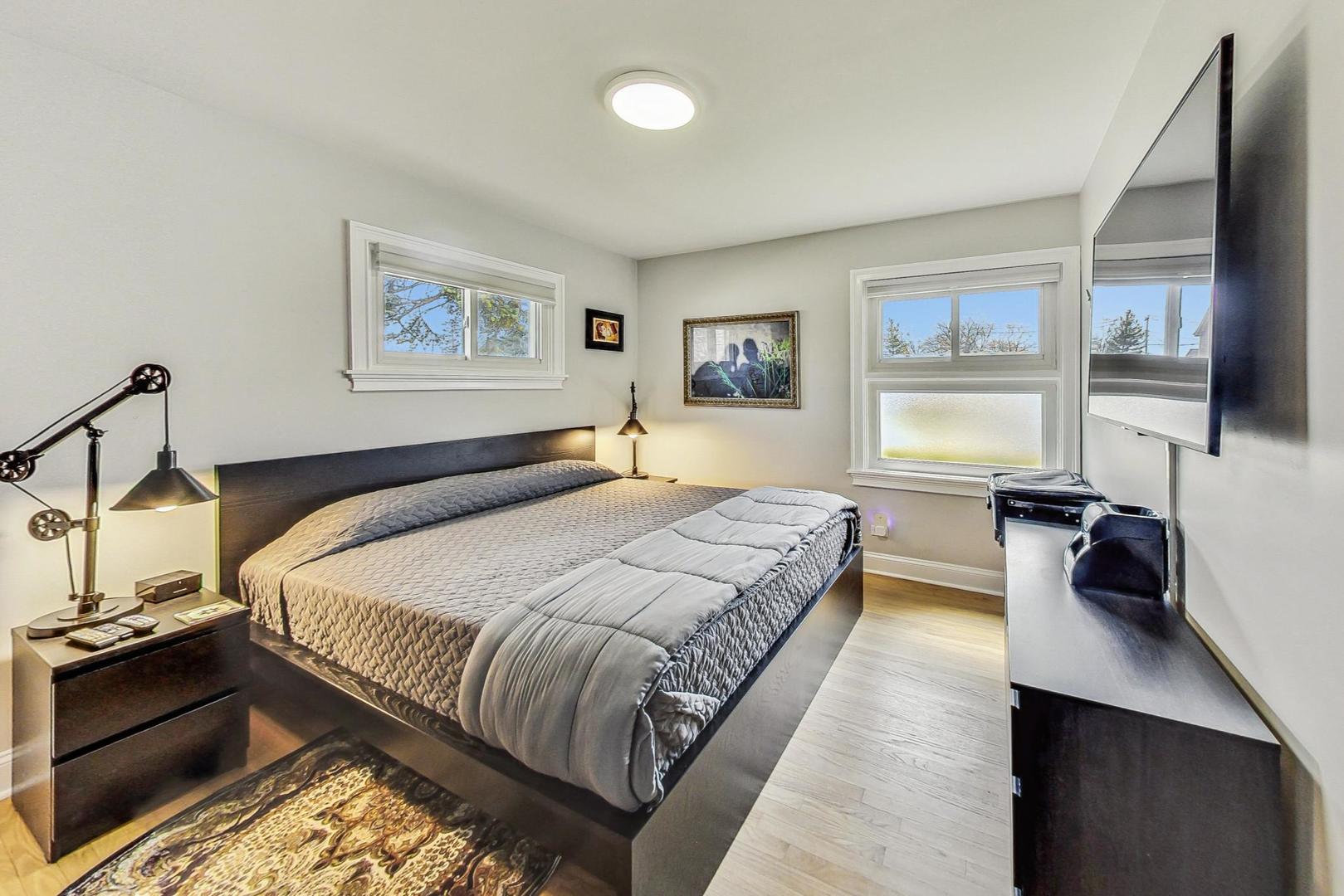 7258 W Catalpa Avenue