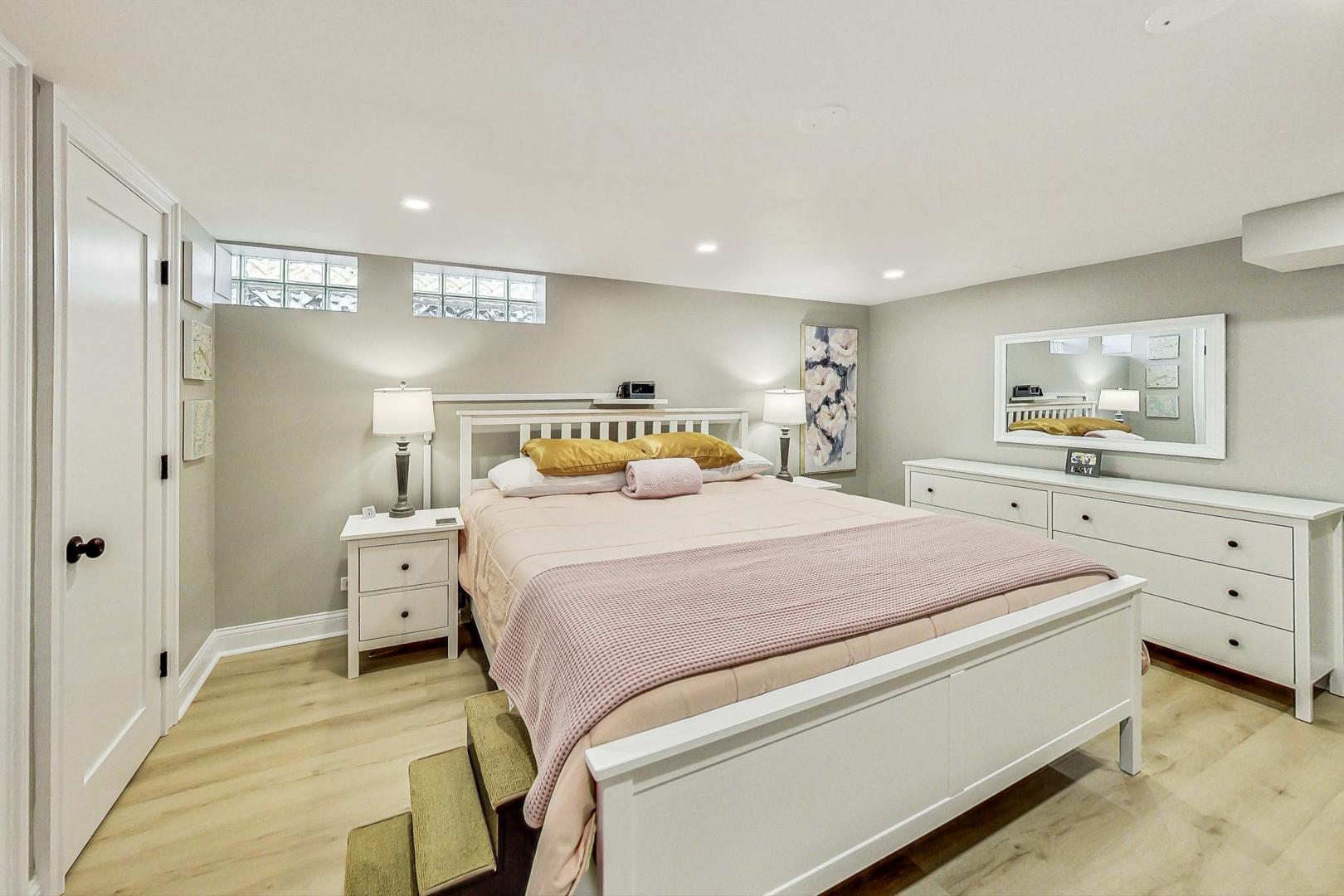 7258 W Catalpa Avenue