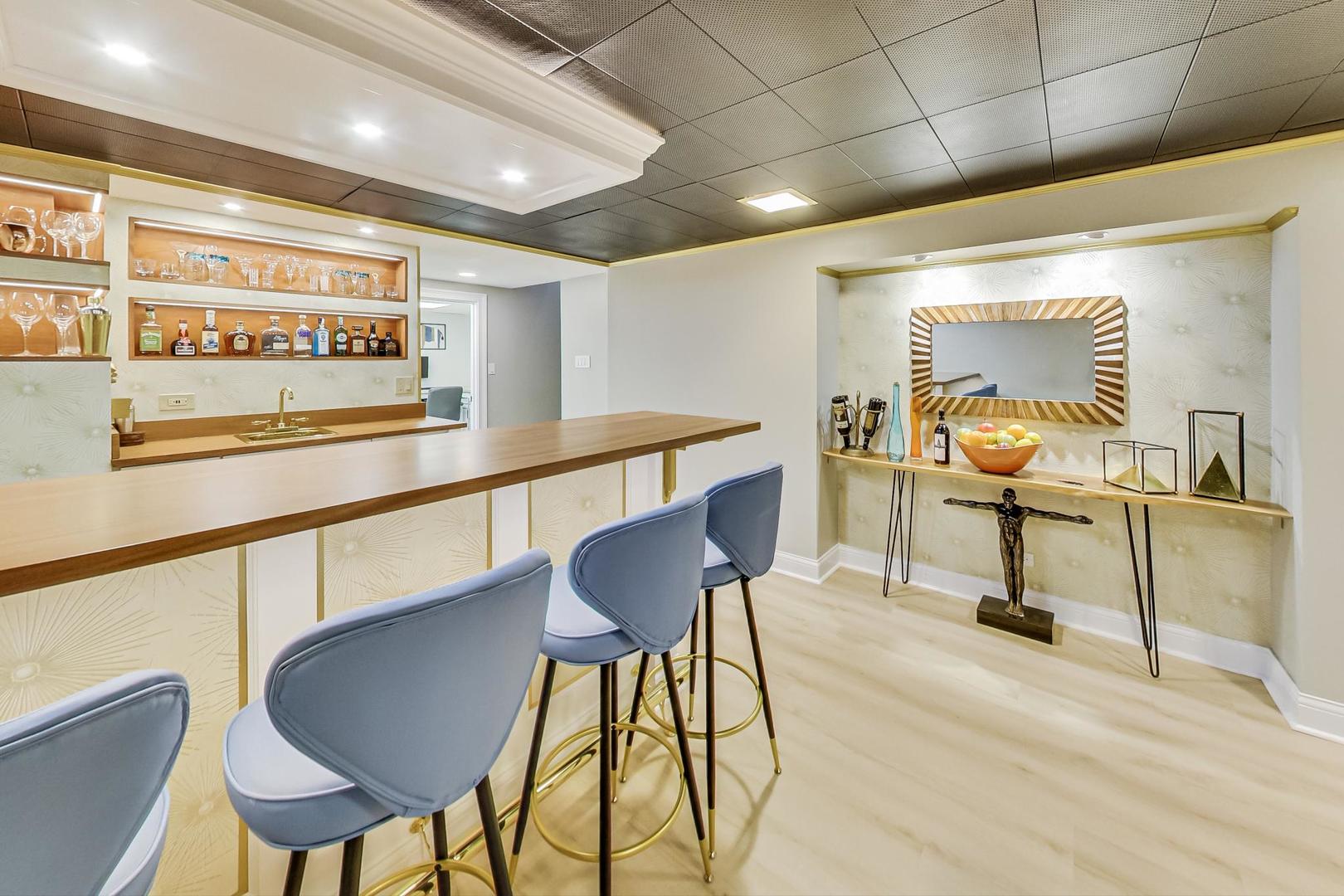 7258 W Catalpa Avenue