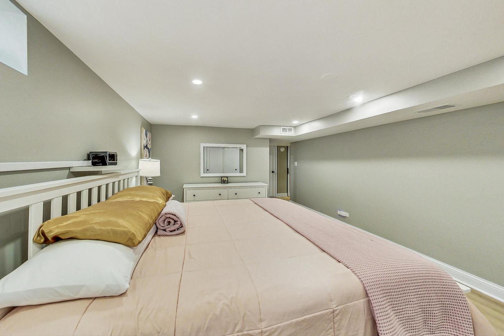 7258 W Catalpa Avenue