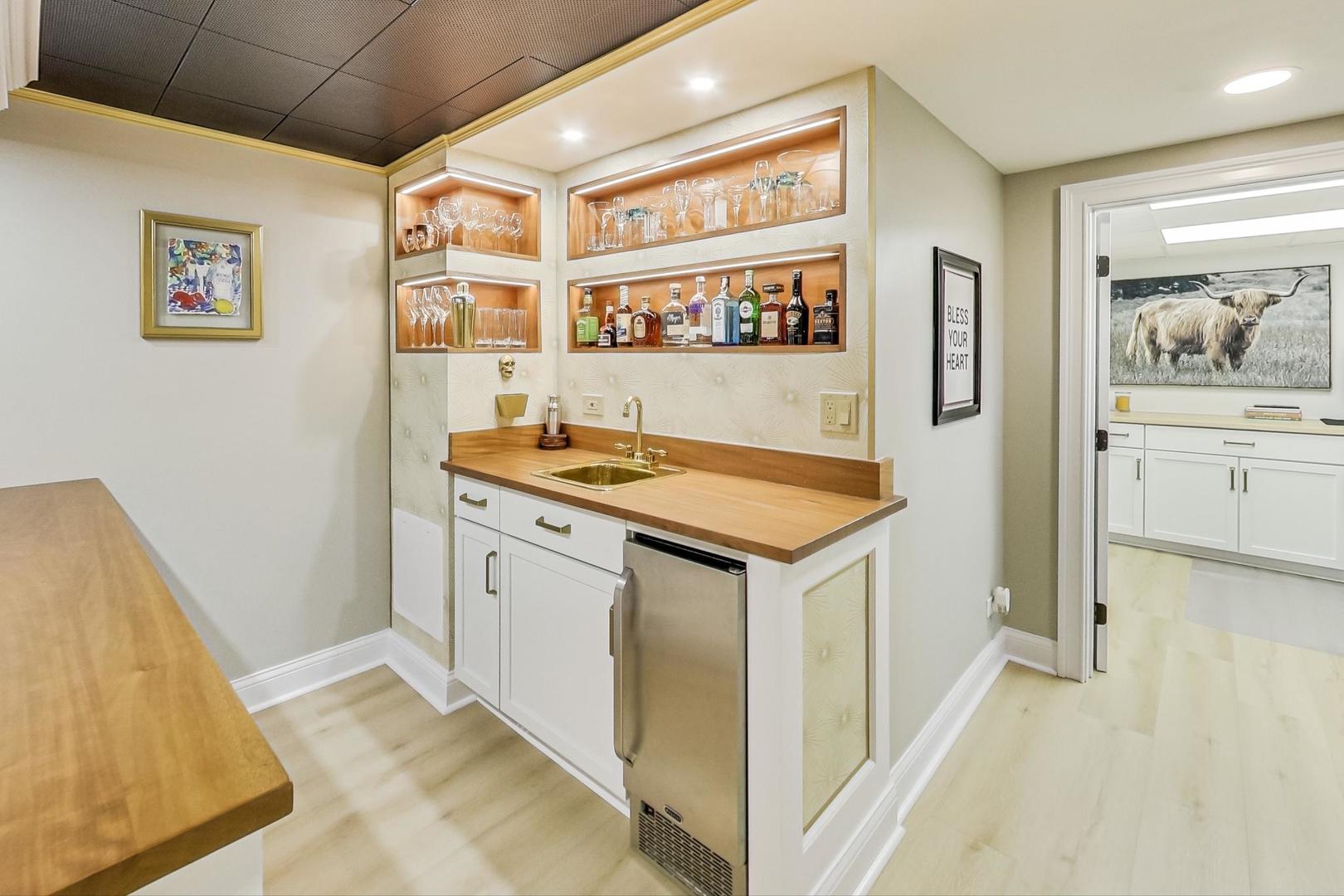 7258 W Catalpa Avenue