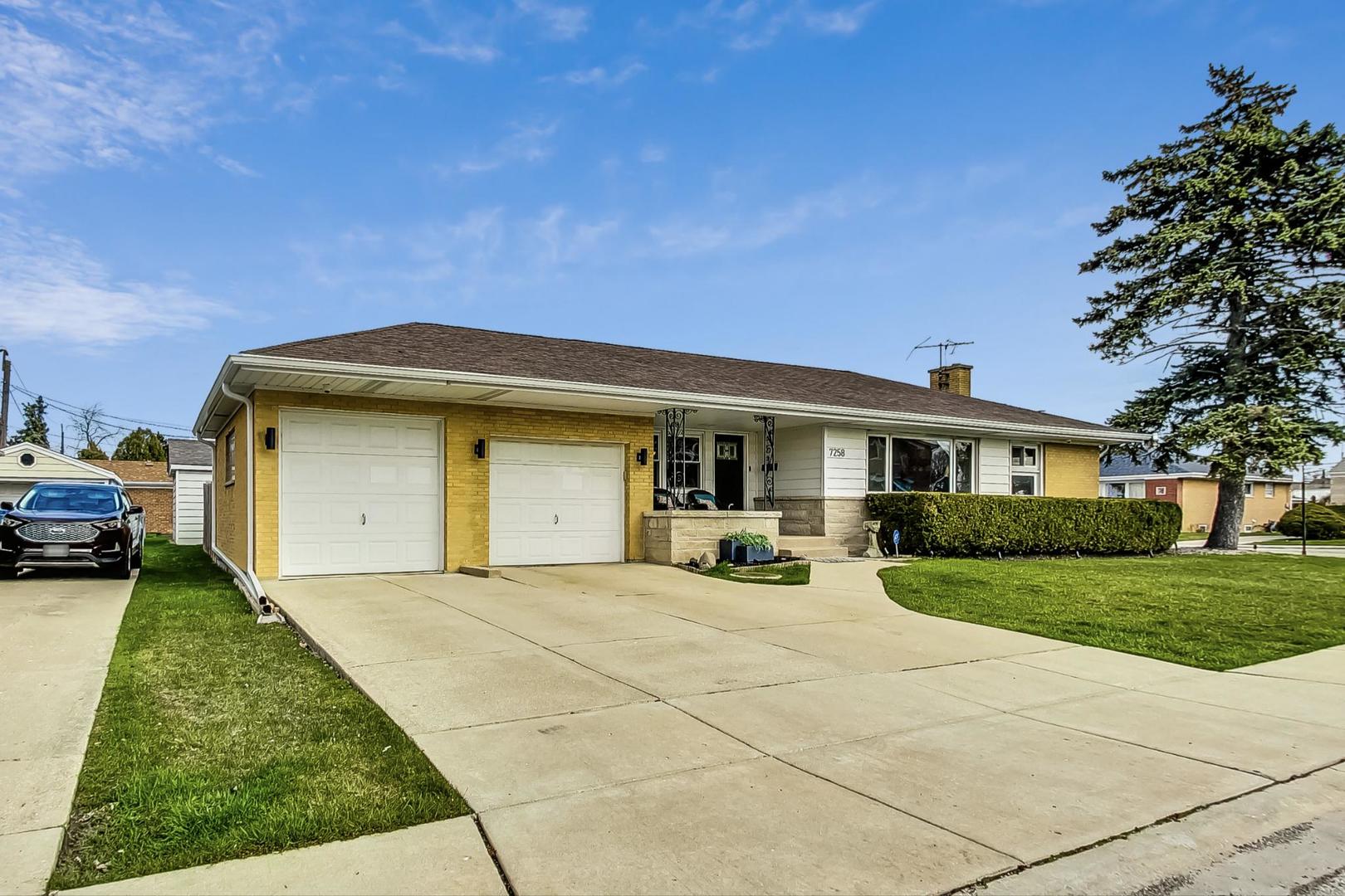 7258 W Catalpa Avenue