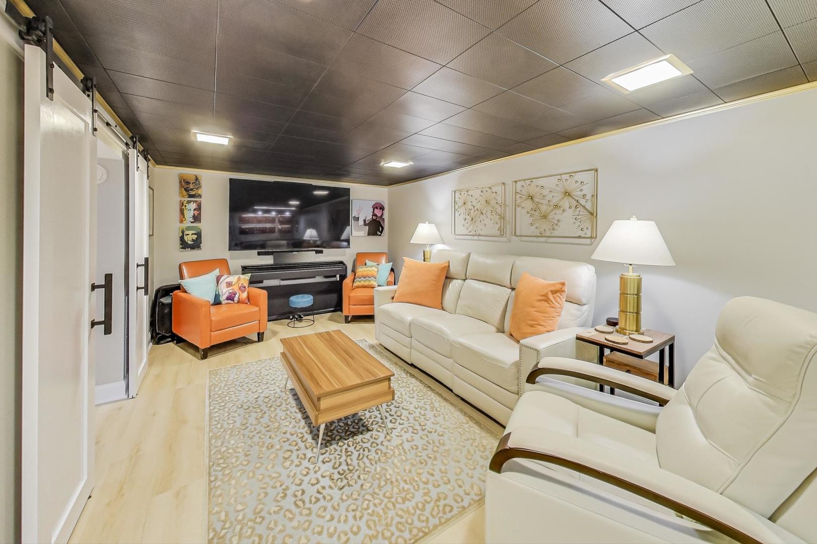 7258 W Catalpa Avenue