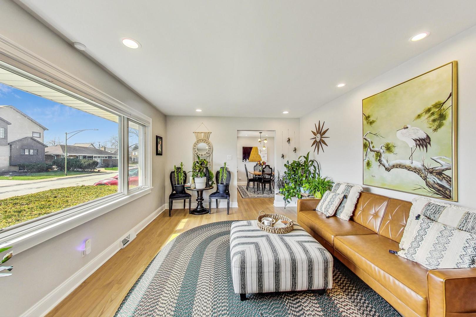 7258 W Catalpa Avenue